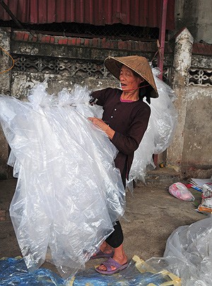 Bà Phạm Thị Đoái, 74 tuổi, rời quê hương Hưng Yên để lên chợ Long Biên. Công việc của bà là nhặt từng chiếc túi nylon, giặt sạch sẽ, để mỗi ngày nhận 15 - 30.000 đồng.